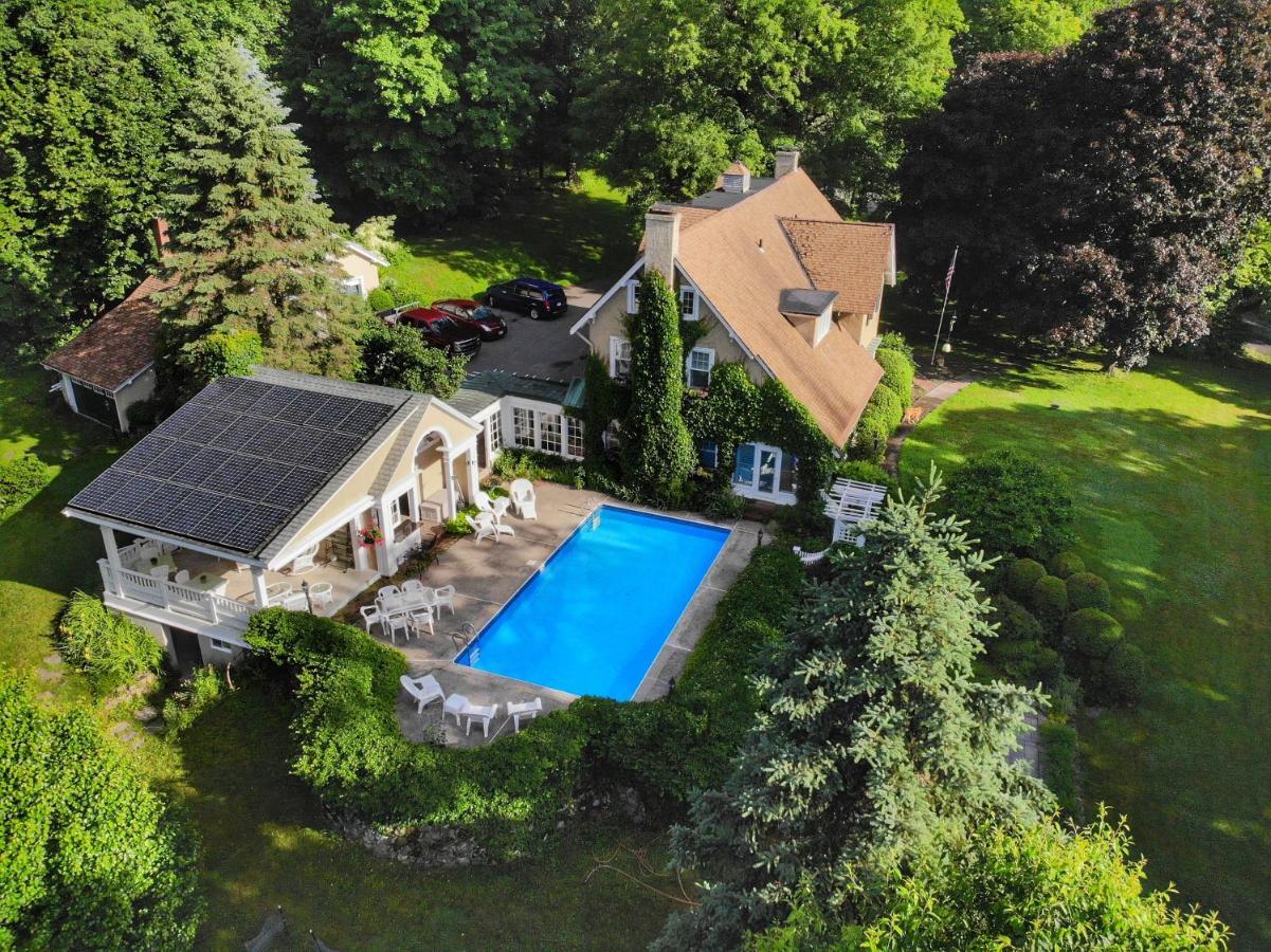 Howarth House Bed And Breakfast Fitchburg Esterno foto