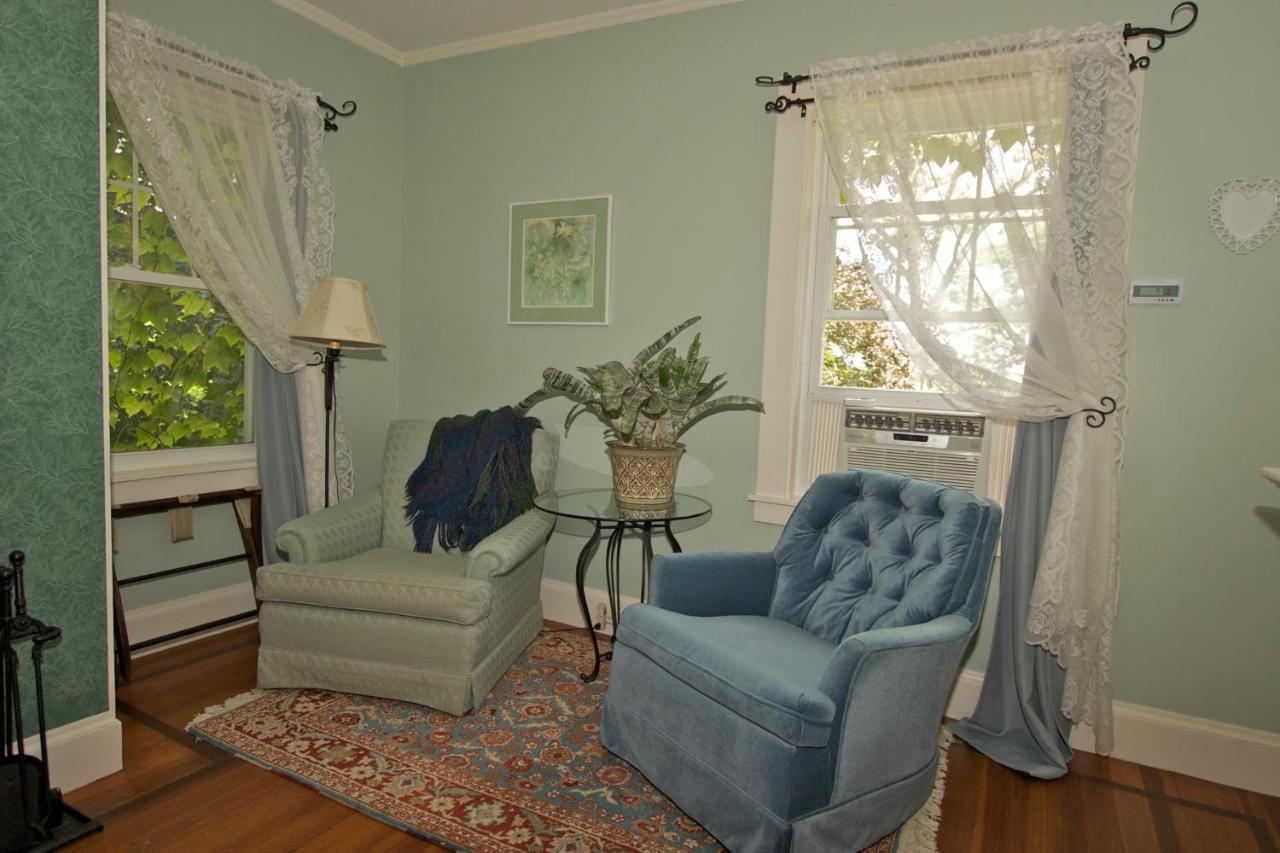 Howarth House Bed And Breakfast Fitchburg Esterno foto